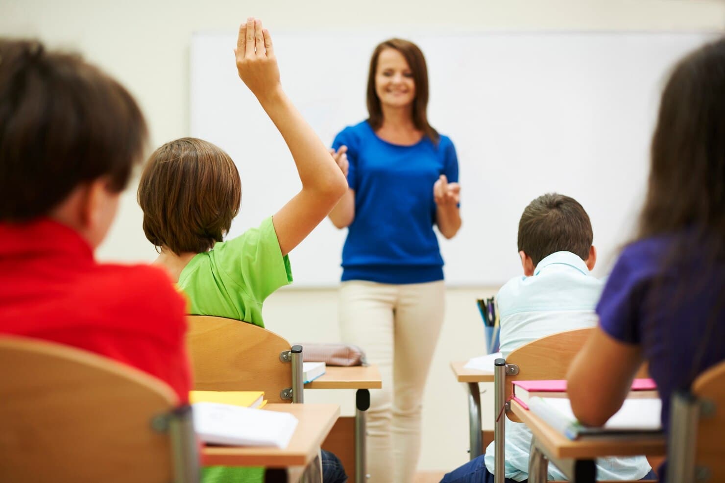 Professora conduzindo uma atividade com a turma em sala de aula